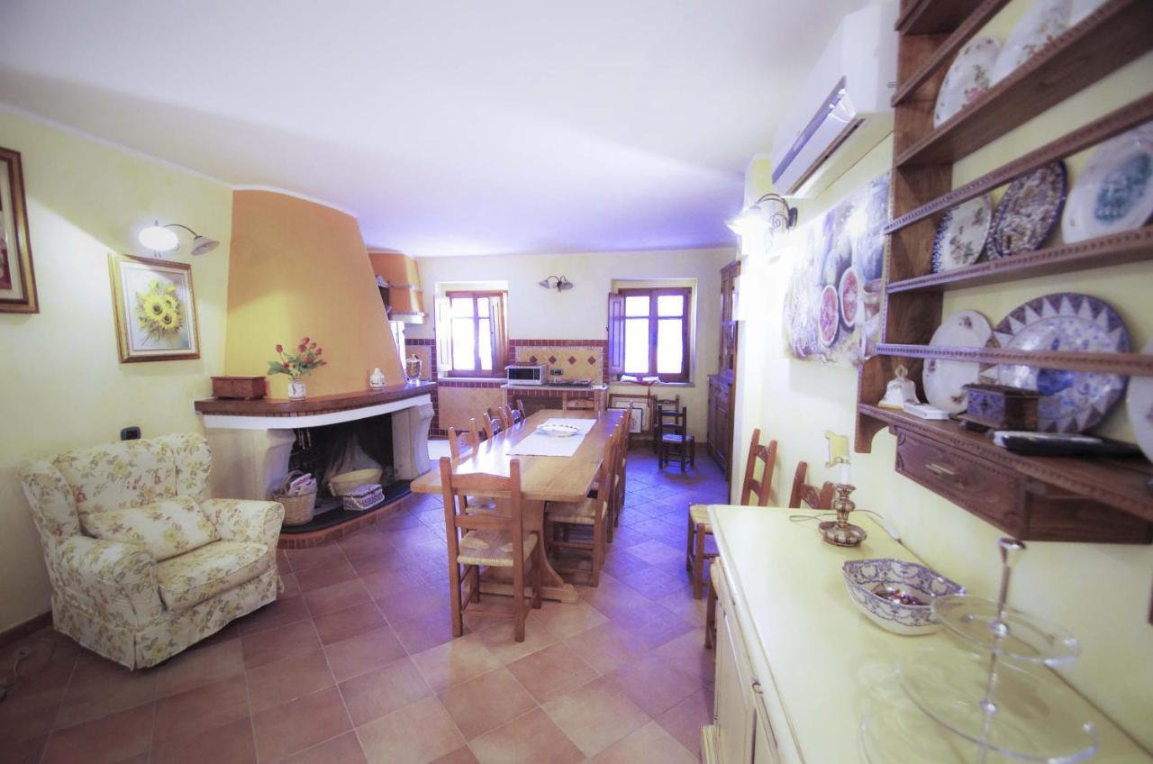 Casa De Ajala - B&B De Charme In Antica Dimora Totalmente Ristrutturata E Dotata Di Tutti I Confort Bagni Privati Spazio Living Patio Esterno Ambienti Climatizzati Degustazioni Prodotti Locali Làconi Kültér fotó