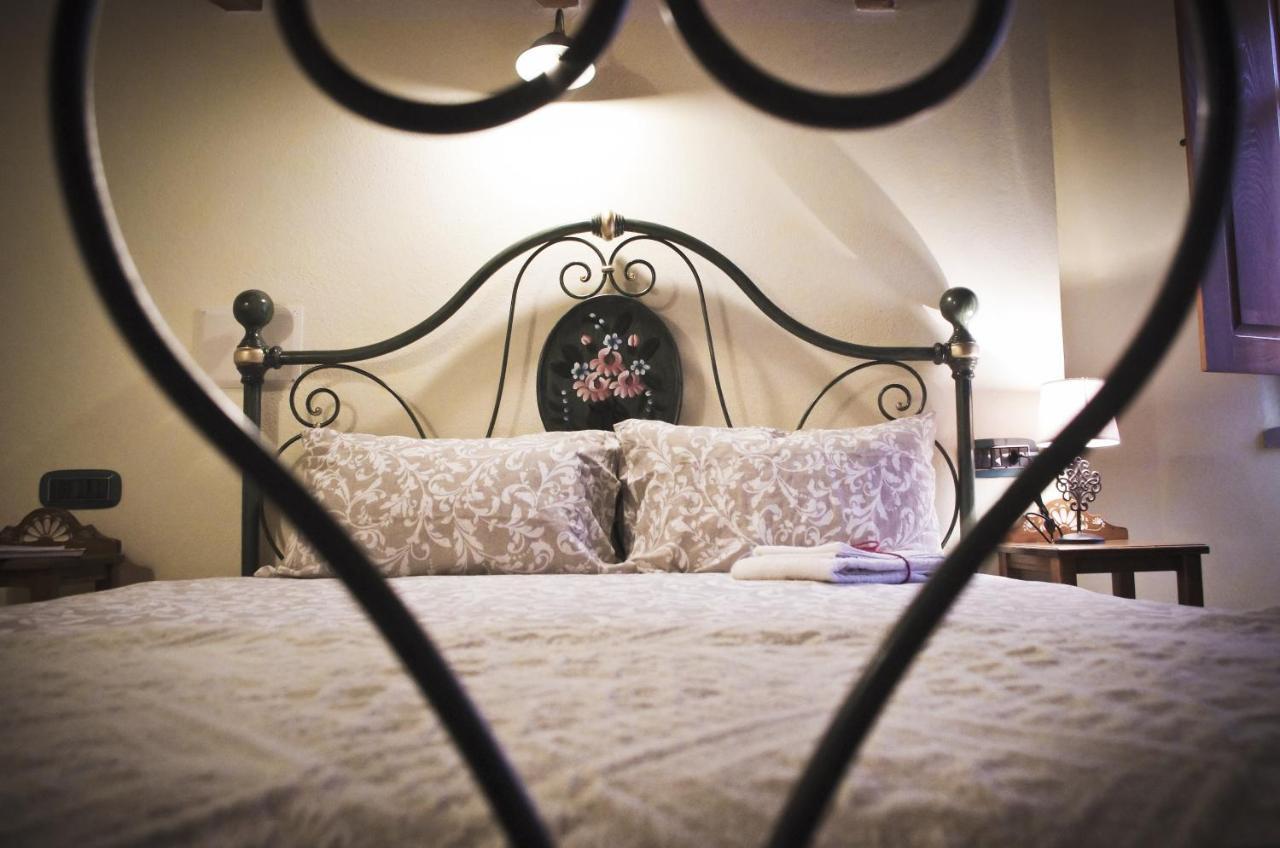 Casa De Ajala - B&B De Charme In Antica Dimora Totalmente Ristrutturata E Dotata Di Tutti I Confort Bagni Privati Spazio Living Patio Esterno Ambienti Climatizzati Degustazioni Prodotti Locali Làconi Kültér fotó