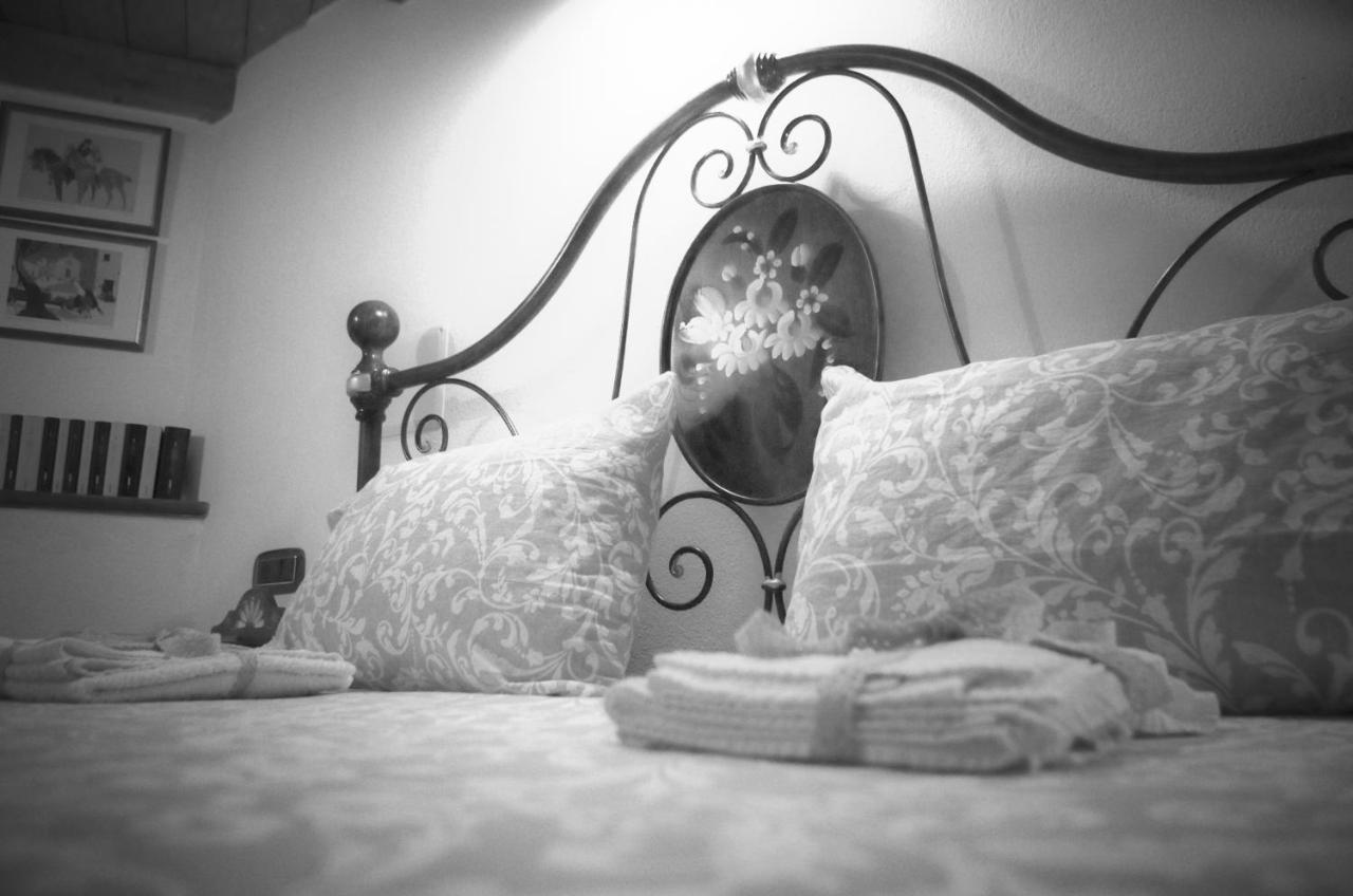 Casa De Ajala - B&B De Charme In Antica Dimora Totalmente Ristrutturata E Dotata Di Tutti I Confort Bagni Privati Spazio Living Patio Esterno Ambienti Climatizzati Degustazioni Prodotti Locali Làconi Kültér fotó