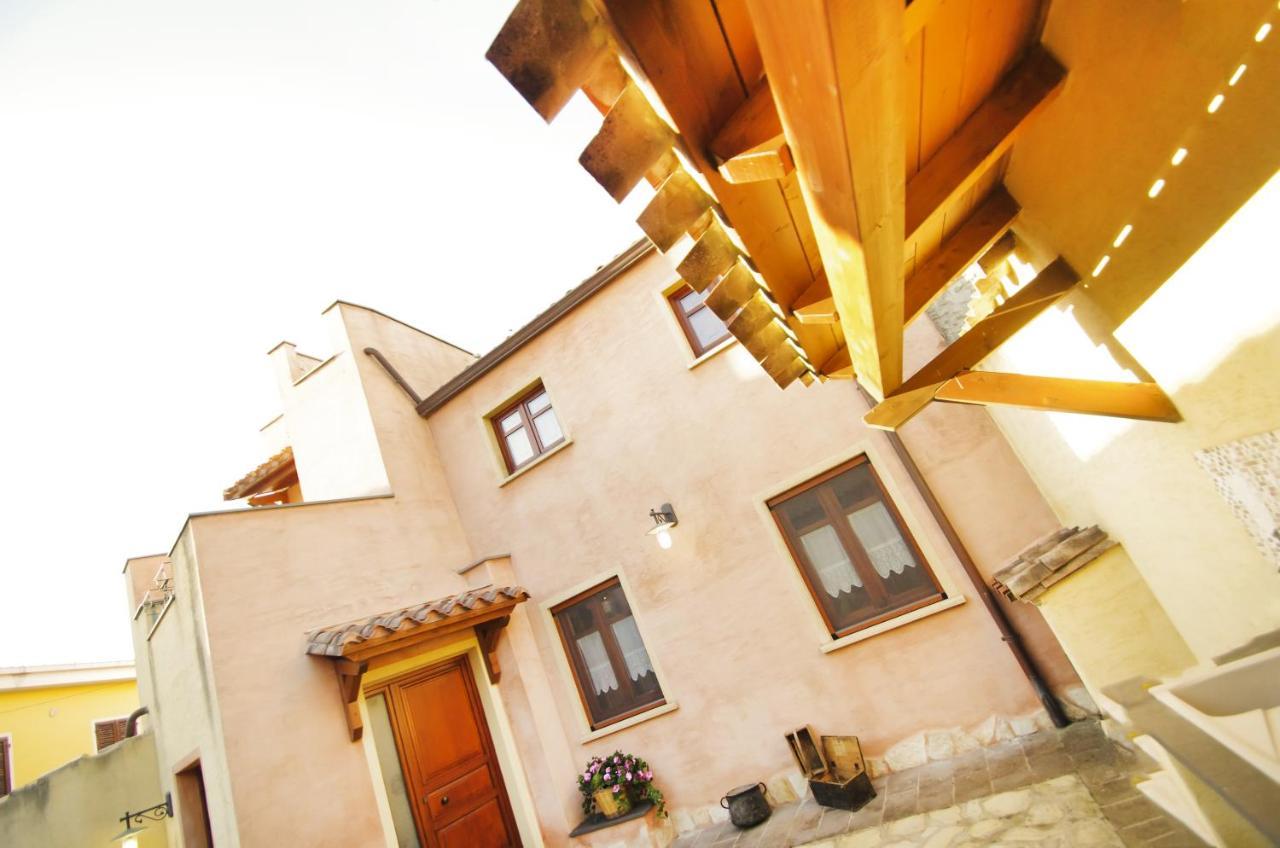 Casa De Ajala - B&B De Charme In Antica Dimora Totalmente Ristrutturata E Dotata Di Tutti I Confort Bagni Privati Spazio Living Patio Esterno Ambienti Climatizzati Degustazioni Prodotti Locali Làconi Kültér fotó