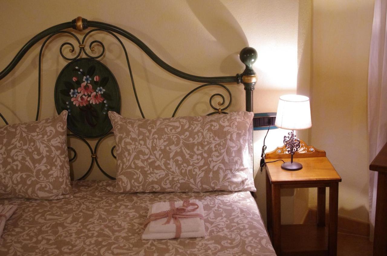 Casa De Ajala - B&B De Charme In Antica Dimora Totalmente Ristrutturata E Dotata Di Tutti I Confort Bagni Privati Spazio Living Patio Esterno Ambienti Climatizzati Degustazioni Prodotti Locali Làconi Kültér fotó