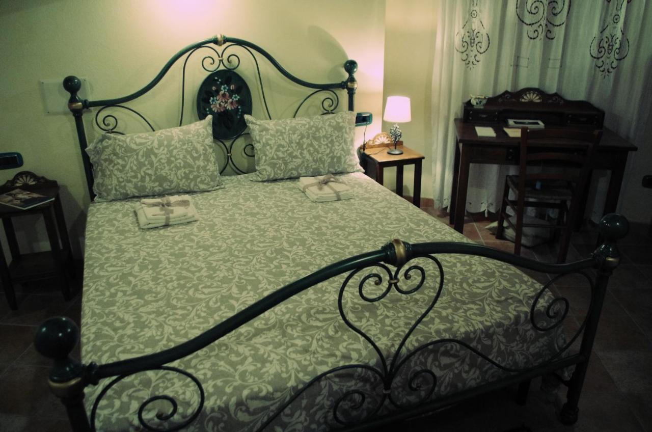 Casa De Ajala - B&B De Charme In Antica Dimora Totalmente Ristrutturata E Dotata Di Tutti I Confort Bagni Privati Spazio Living Patio Esterno Ambienti Climatizzati Degustazioni Prodotti Locali Làconi Kültér fotó