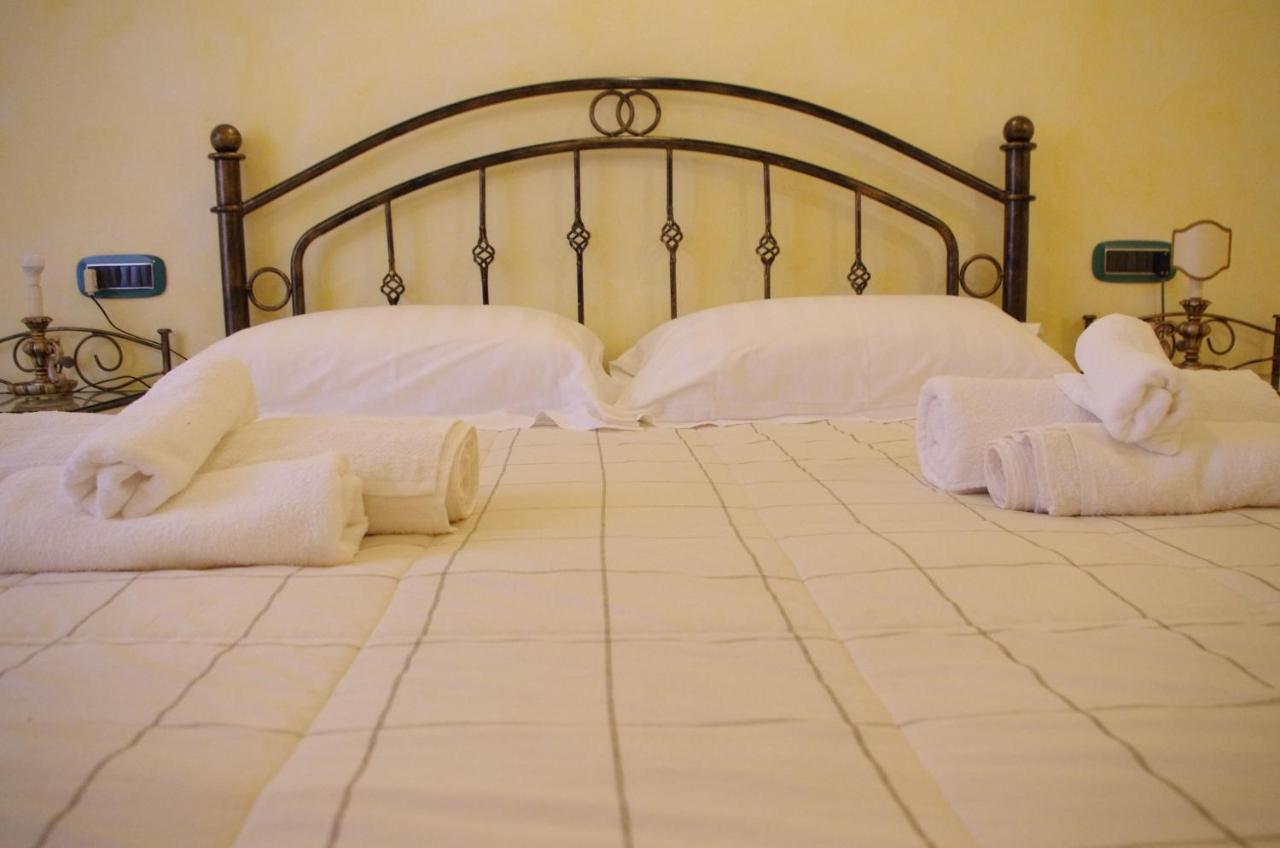 Casa De Ajala - B&B De Charme In Antica Dimora Totalmente Ristrutturata E Dotata Di Tutti I Confort Bagni Privati Spazio Living Patio Esterno Ambienti Climatizzati Degustazioni Prodotti Locali Làconi Kültér fotó