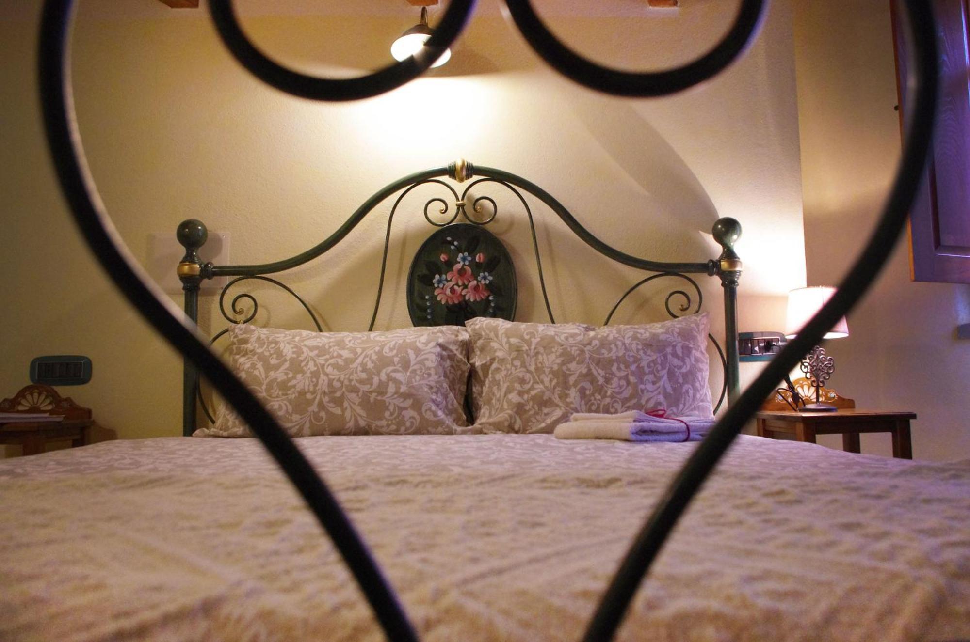 Casa De Ajala - B&B De Charme In Antica Dimora Totalmente Ristrutturata E Dotata Di Tutti I Confort Bagni Privati Spazio Living Patio Esterno Ambienti Climatizzati Degustazioni Prodotti Locali Làconi Kültér fotó